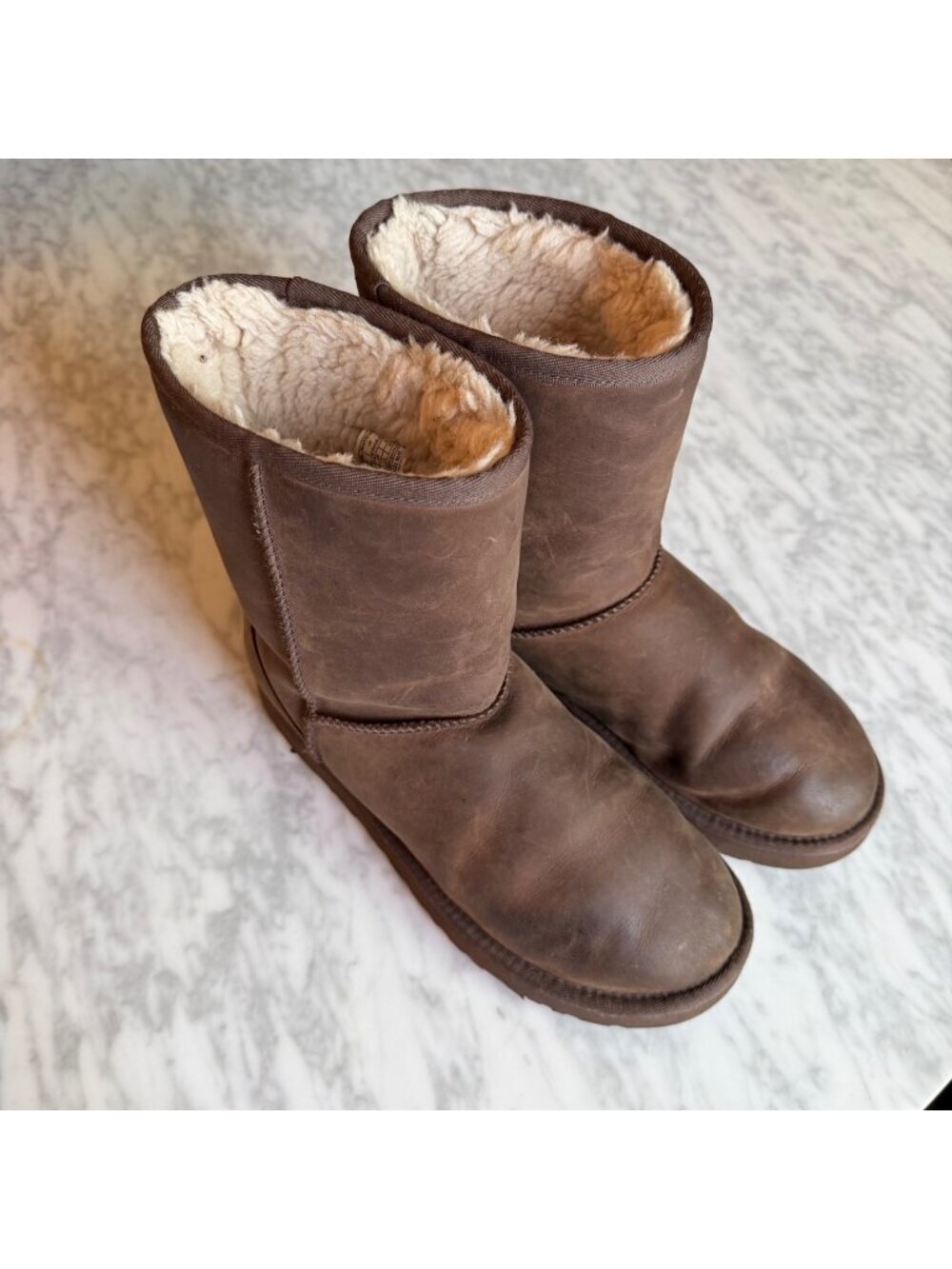 UGG Classic Short Boots Leather Brownstone Size 9